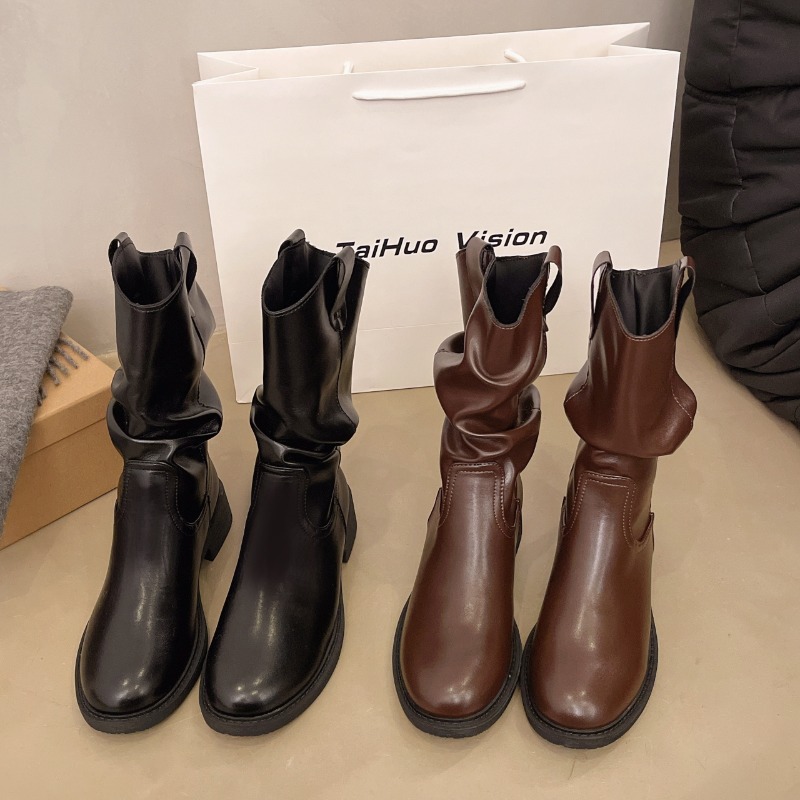 Street Fashion Winter 2025 - Stivaletti larghi con tacco largo nuovo